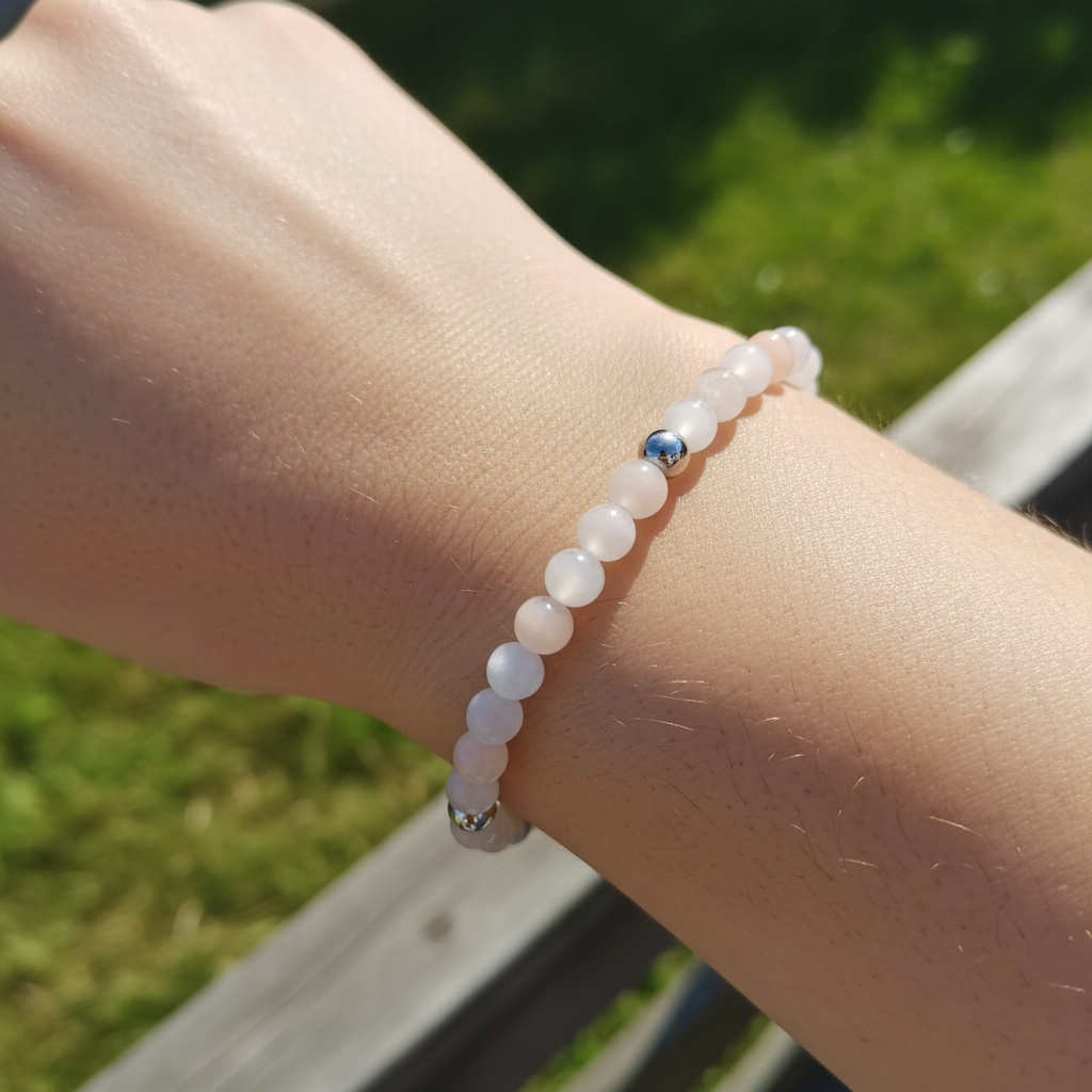 Bracelet aventurine rose fait main porté au poignet - perles naturelles aux nuances douces et apaisantes et finitions acier inoxydable - BySHELLDA