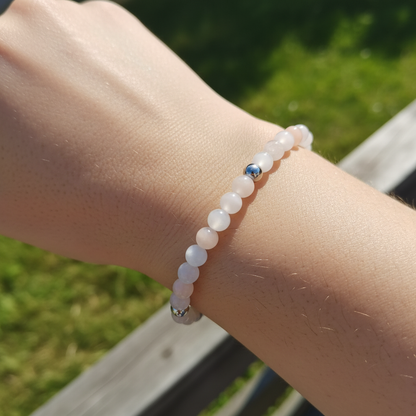 Bracelet aventurine rose fait main porté au poignet - perles naturelles aux nuances douces et apaisantes et finitions acier inoxydable - BySHELLDA