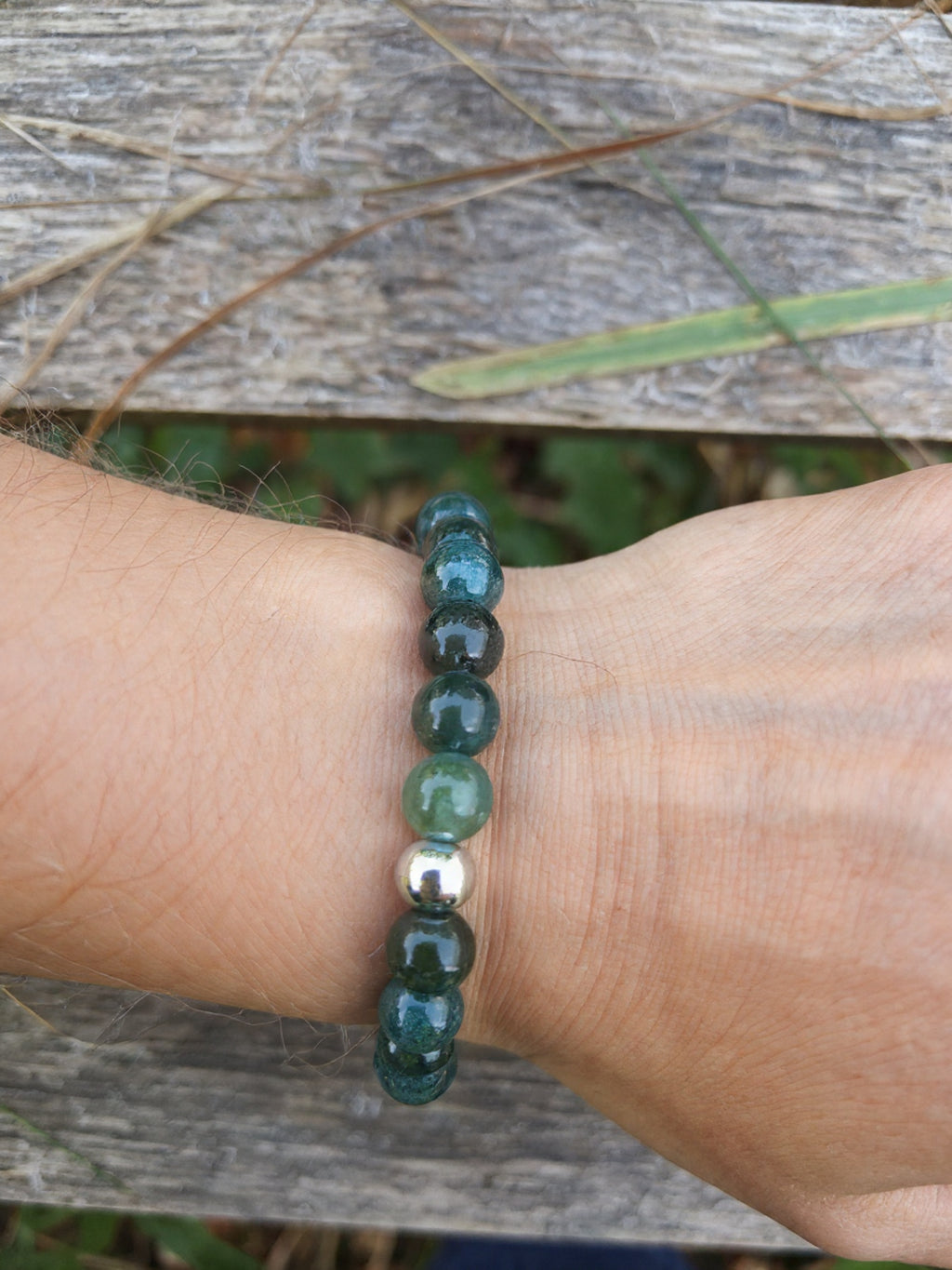 Détail du bracelet agate mousse fait main - perles naturelles aux motifs végétaux et finitions acier inoxydable - BySHELLDA
