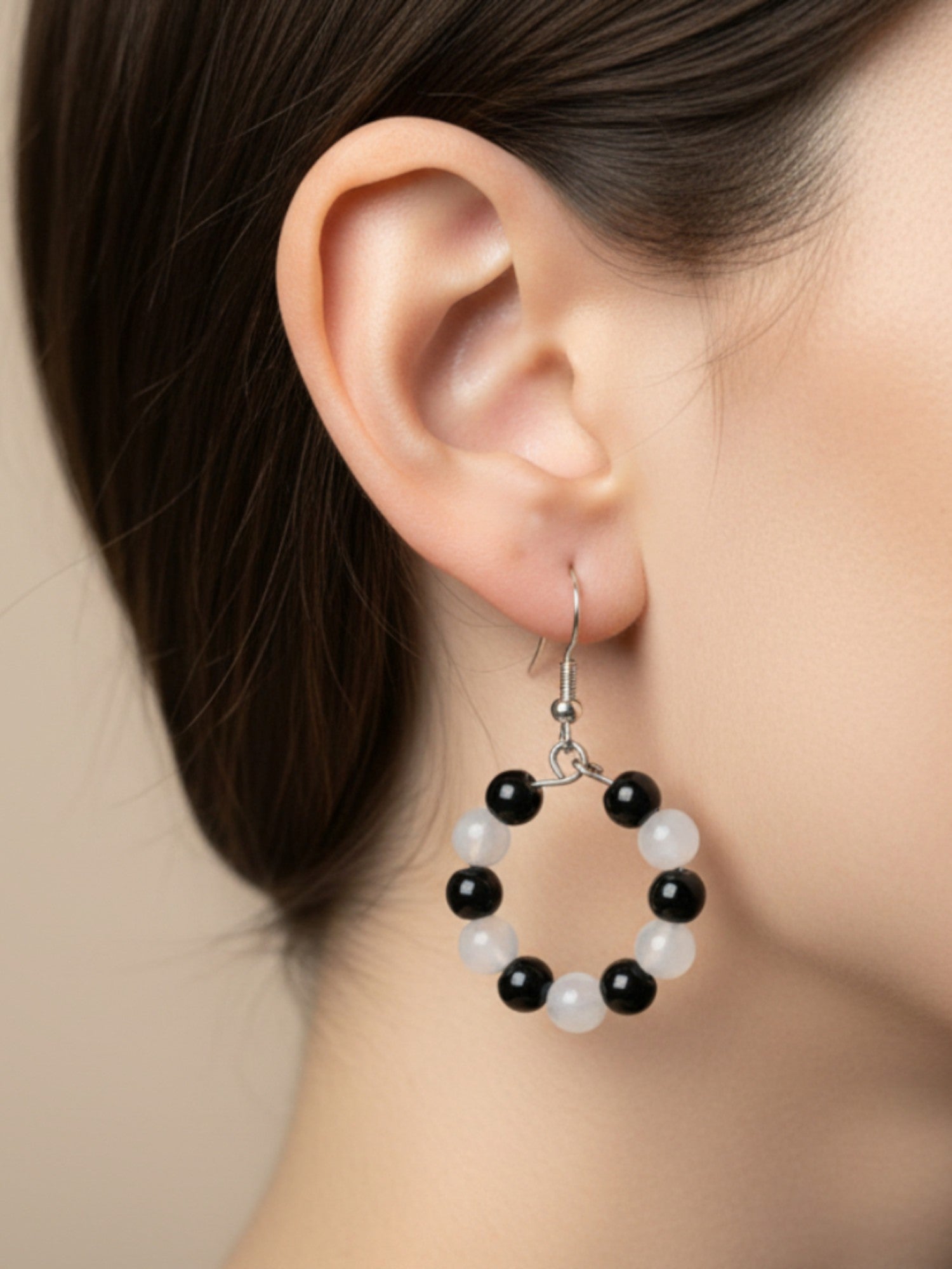 Gros plan pierres naturelles agate noire reflets pierre de lune créoles BySHELLDA