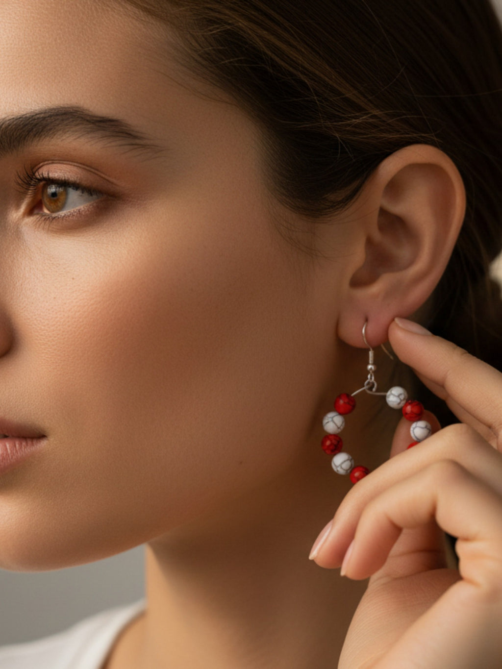 Créoles artisanales howlite rouge et blanc, pierres naturelles bicolores acier inoxydable 304 BySHELLDA