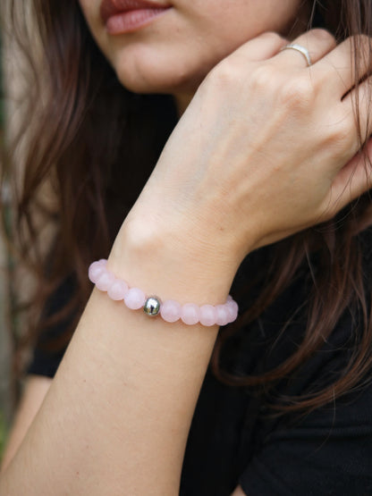 Détail du bracelet quartz rose fait main - perles naturelles translucides et finitions acier inoxydable - BySHELLDA