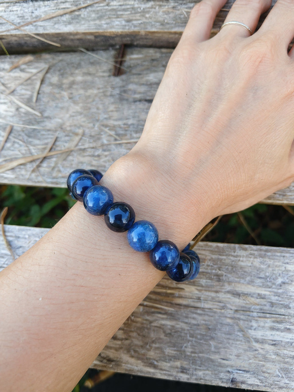 Détail du bracelet lapis-lazuli et œil de tigre bleu fait main - perles naturelles aux reflets dorés et acier hypoallergénique - BySHELLDA