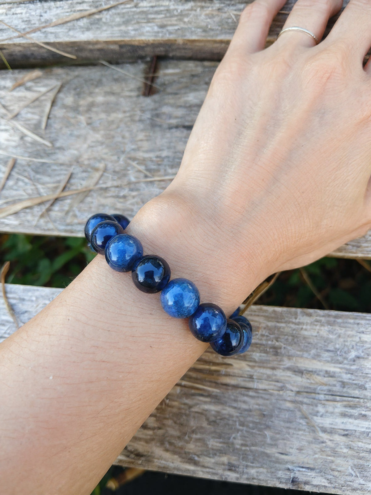 Détail du bracelet lapis-lazuli et œil de tigre bleu fait main - perles naturelles aux reflets dorés et acier hypoallergénique - BySHELLDA