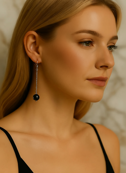 Mannequin portant les boucles d'oreilles en pierre noire