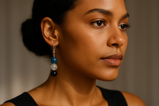 Mannequin portant boucles d'oreilles Ombre et Lumière agate noire apatite