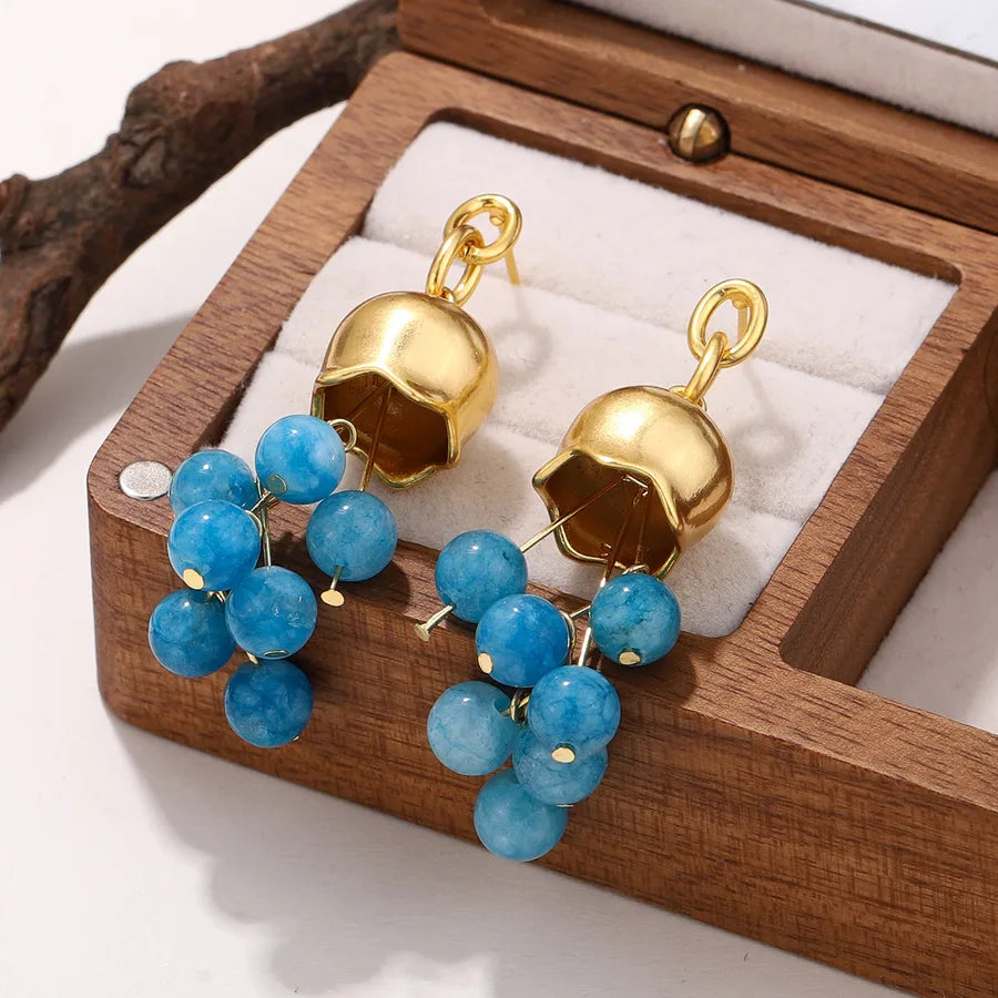 Boucles d’oreilles fantaisie grappe – finition dorée 18K – vue produit 2 – BySHELLDA
