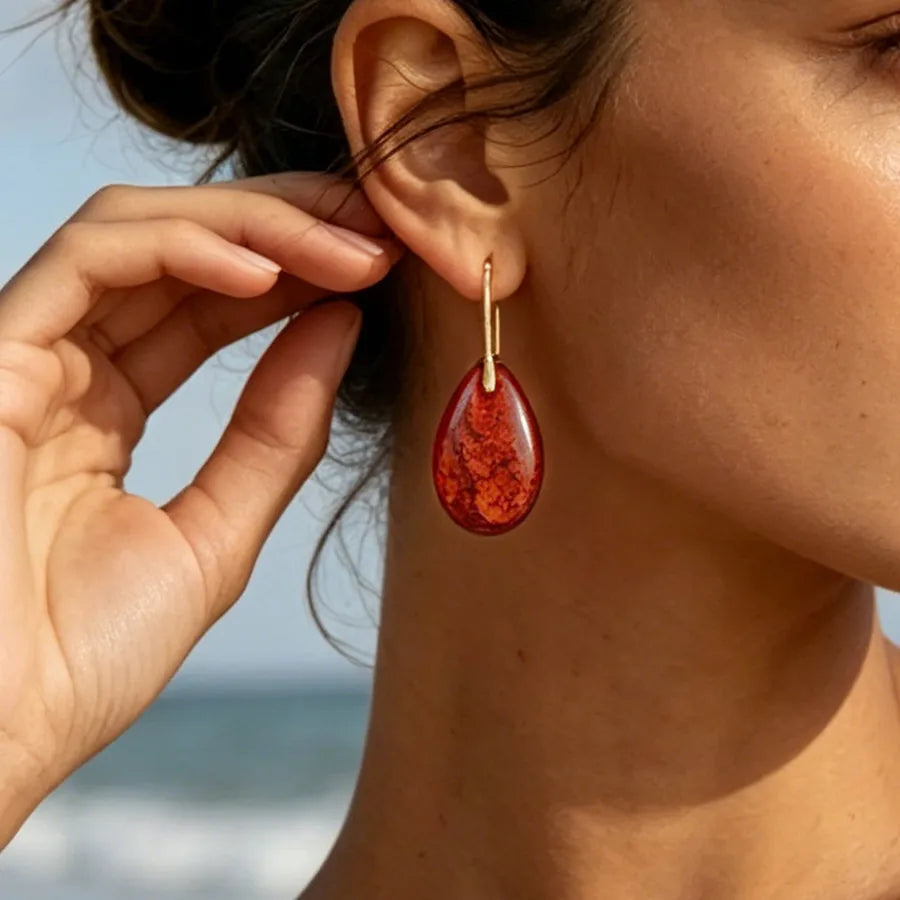 Boucles d’oreilles fantaisie rouges – finition dorée 18K – vue produit 2 – BySHELLDA