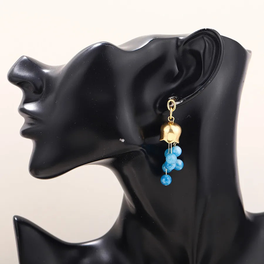 Boucles d’oreilles fantaisie grappe – finition dorée 18K – vue produit 4 – BySHELLDA