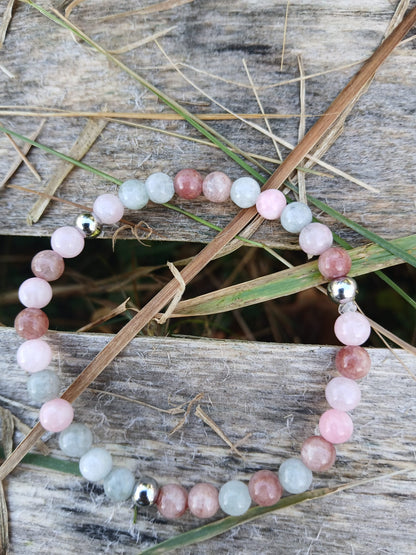 Bracelet artisanal en chalcédoine naturelle d'Alxa aux teintes roses, bleues et blanches avec séparateurs acier inoxydable - BySHELLDA