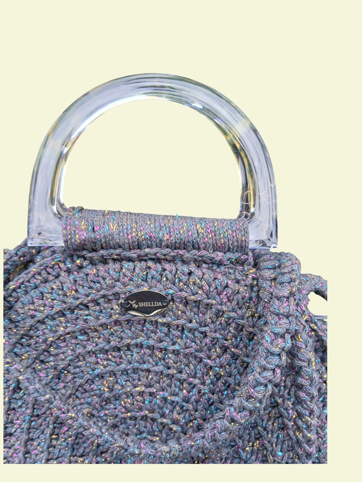 Détail texture crochet artisanal sac rond gris lurex reflets brillants BySHELLDA
