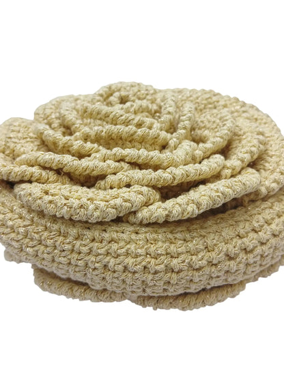 Détail des pétales au crochet du sac Rosa Dorada couleur moutarde dorée