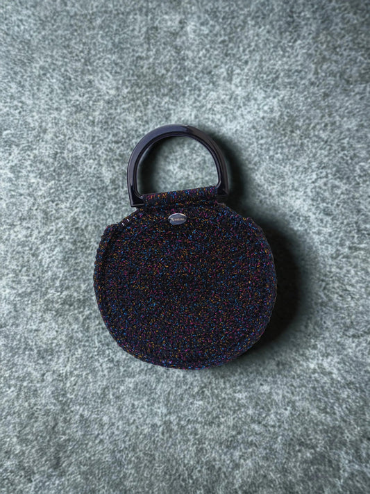Vue générale du sac rond au crochet noir avec reflets lurex, pièce artisanale unique