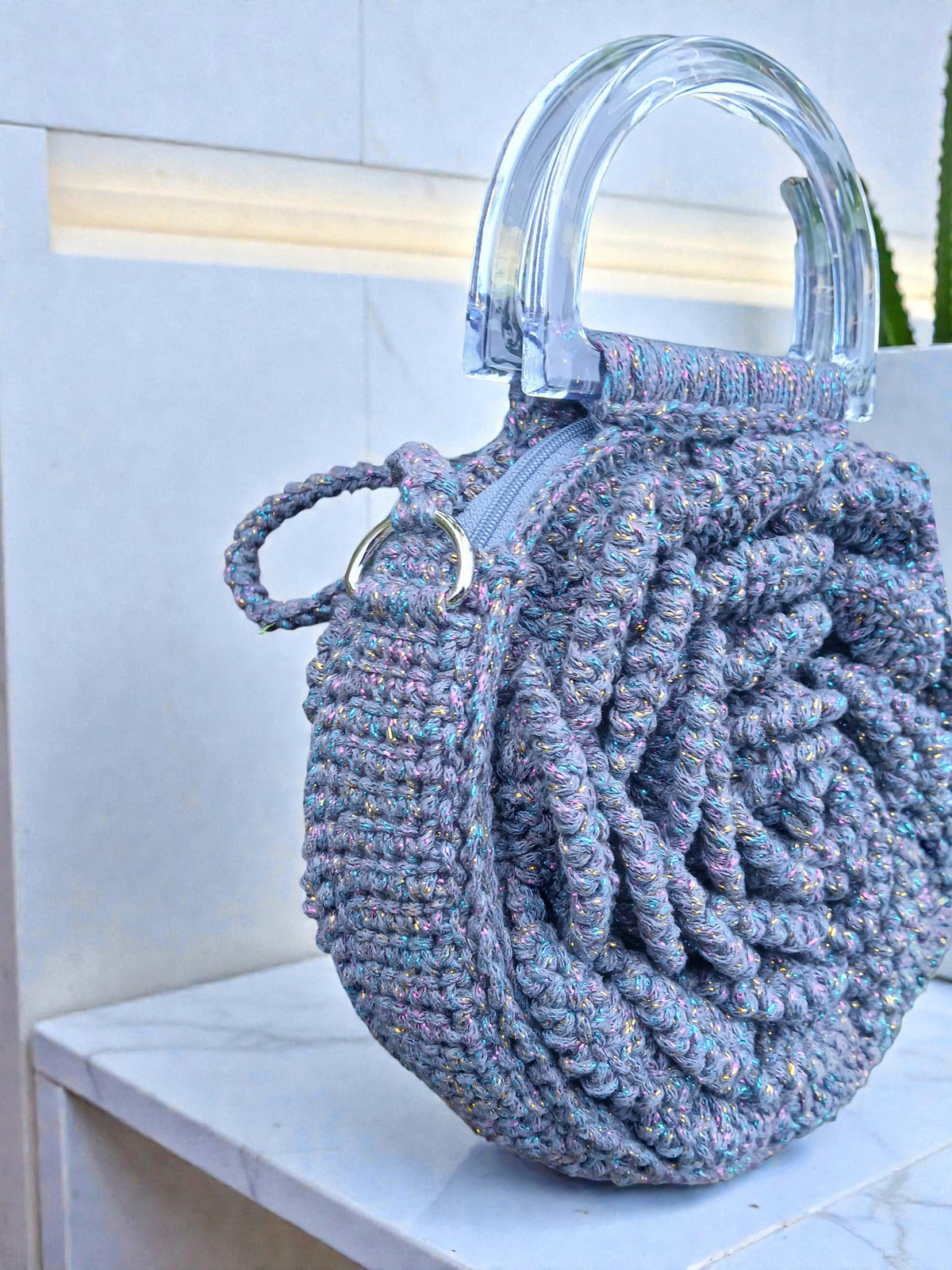 Détail du sac Rosa Dorada gris avec reflets lurex brillants et texture crochet artisanal