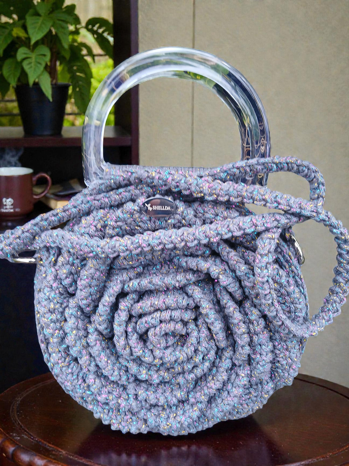 Détail du sac Rosa Dorada gris avec reflets lurex brillants et texture crochet artisanal
