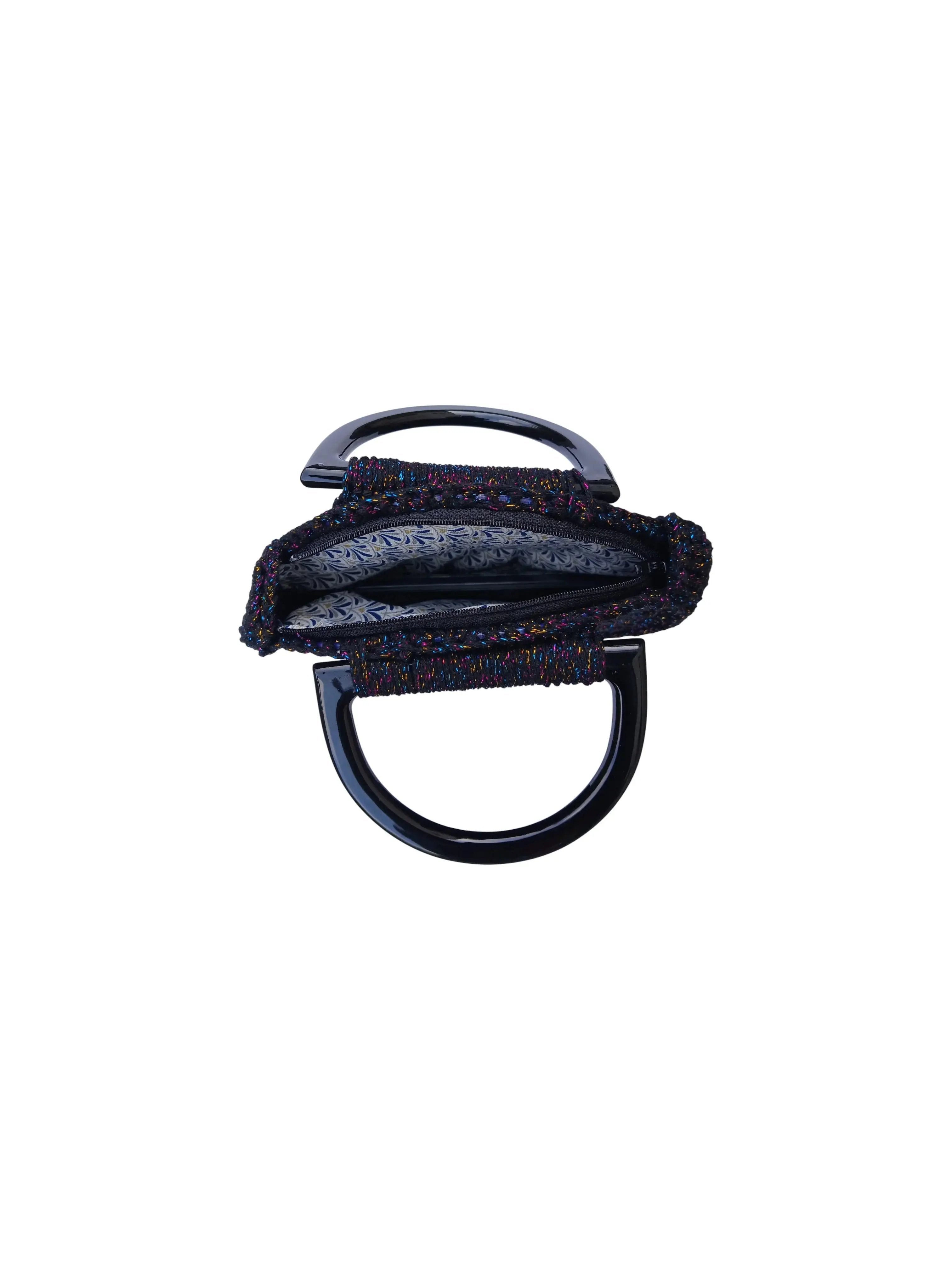 Détail du sac au crochet noir, montrant les reflets brillants et la texture artisanale.
